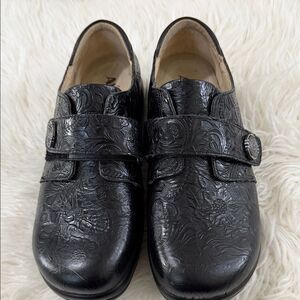 Alegria Black Floral Embossed Loafers Size 8